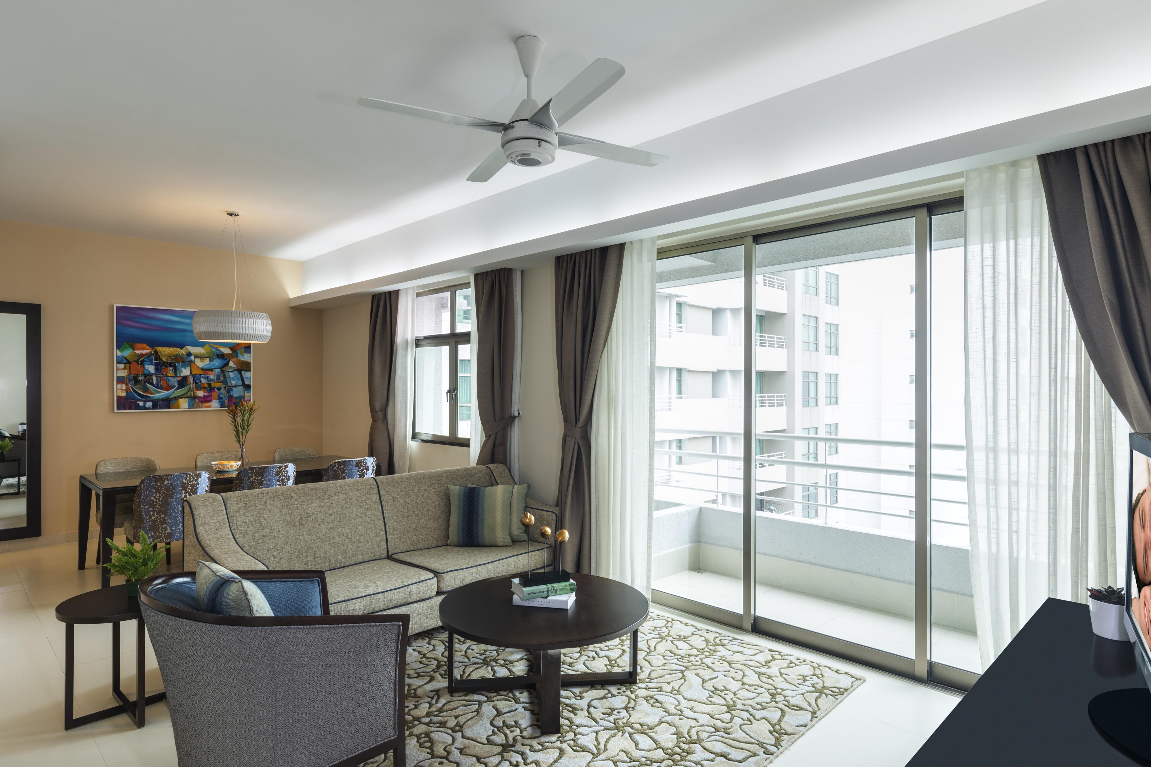 胡志明市萨默塞特酒店 外观 照片 A living room with a ceiling fan